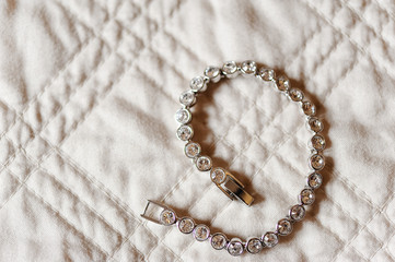 pulsera de plata con incrustaciones de brillantes