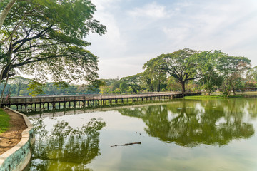 Fototapeta na wymiar Parque em Yangon, Myanmar.