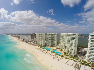 Obraz premium Aerial view on Turquoise water in Caribbean Sea, Chac Mol Beach and Resorts in Cancun Mexico 