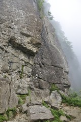 霧の屏風岩