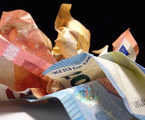 zerknüllte Geldscheine in Nahaufnahme Zehner Zwanziger Fünfziger Euro