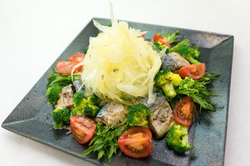 鯖と新鮮野菜のサラダ