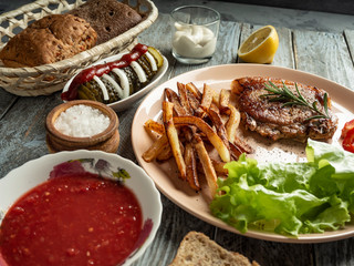 Pork loin with onion, pepper, garlic and vegetables