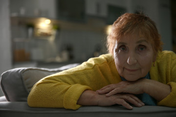 Obraz premium Portrait of elderly woman on sofa at home