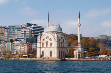 Fototapeta na wymiar Dolmabahce Mosque and modern skyscraper, Istanbul, Turkey