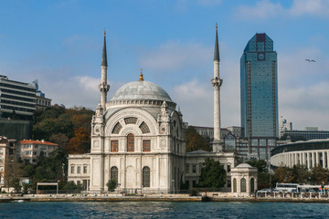 Fototapeta na wymiar Dolmabahce Mosque and modern skyscraper, Istanbul, Turkey