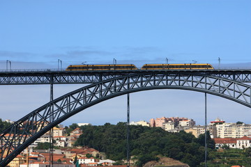 Straßenbahn fährt über eine Brücke
