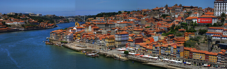 Fototapeta na wymiar Panorama Portugal Bergstadt mit Fluss und Brücke