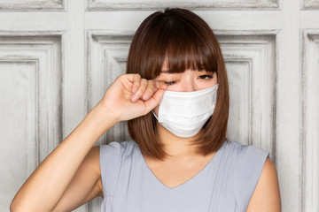 目をこする女性