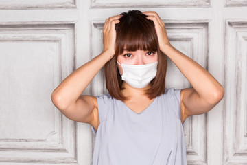 マスク・頭を抱える女性