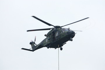 Bundeswehr ILÜ Nord Fahrzeuge und Hubschrauber im Krieg