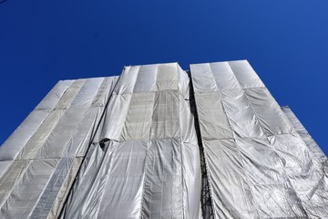 塗替え工事中のマンション