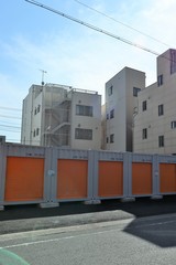 Naklejka premium 町にあるコンテナ