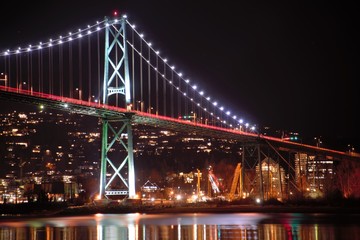 バンクーバーの夜景　ライオンズゲイト橋　Lions Gate Bridge