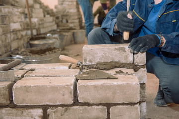 Build a wall of bricks. Students learn to lay bricks. Cement bond bricks. Spatula tamped cement. Profession builder.