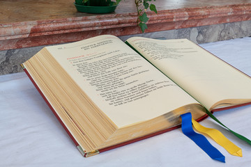 Bibel auf einem Altar