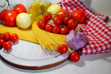 Spagetti pasta, fresh tomatoes, garlic, onion and olive