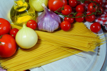 Spagetti pasta, fresh tomatoes, garlic, onion and olive