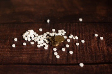 Obraz na płótnie Canvas pills and money on a dark background