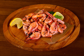 Boiled shrimps with lemon