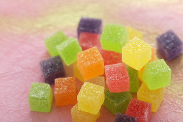 色とりどりの四角形の甘いゼリー
