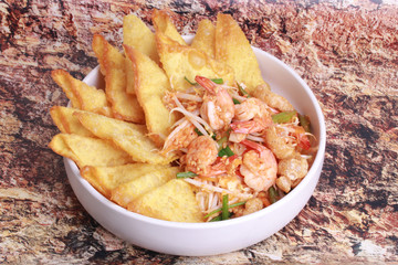 Pad Thai with prawn and crisy wonton ,bean sprouts .