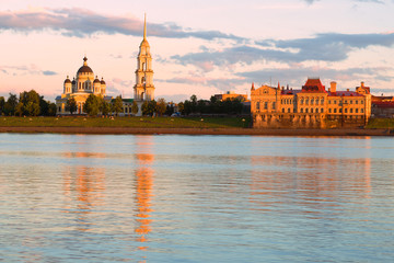 Obraz premium July evening on the banks of the Volga. Rybinsk, Russia