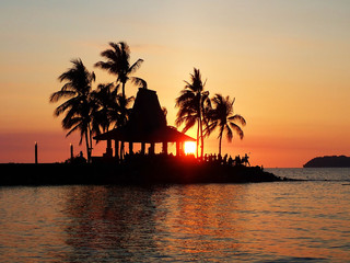 Obraz premium Beautiful and vivid sunset with beautiful colors with water reflection. 