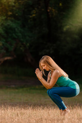 Obraz premium Relaxed sportive woman doing fitness exercises in park