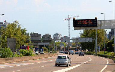 Pollution - french road space rationing warning panel - Circulation différenciée