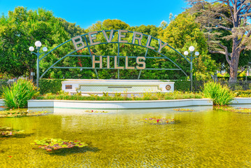 Pond and the inscription Beverly Hills in the Beverly Gardens Park.