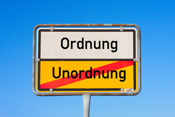 Obraz premium Ortsschlid Ordnung Unordnung