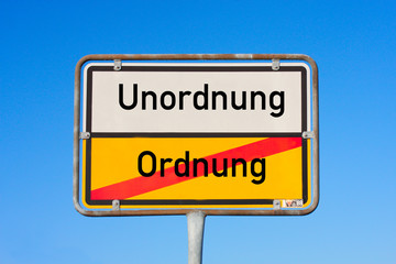 Obraz premium Ortsschlid Ordnung Unordnung