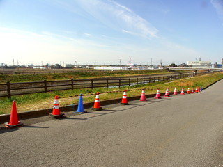 パイロンのある坂道風景