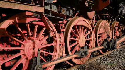 Alte ausrangierte Lokomotive, Eisenbahn auf Abstellgleis