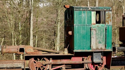 Alte ausrangierte Lokomotive, Eisenbahn auf Abstellgleis