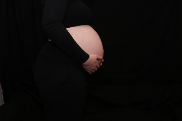 Babybauch (Schwanger) mit schwarzen Hintergrund