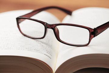 本の上の老眼鏡