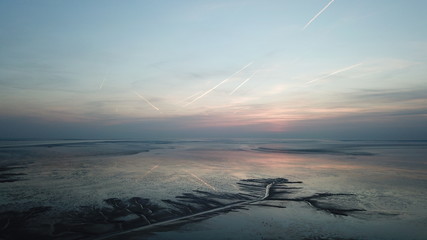 Fototapeta na wymiar Sonnenuntergang über dem Wattenmeer der Nordsee