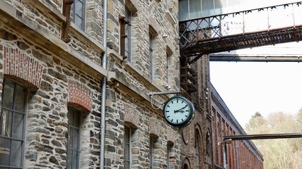 Fototapeta na wymiar Außenuhr, Uhr an Industriegebäude zum Anzeigen der Arbeitszeit