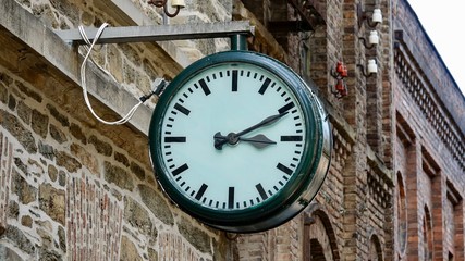 Außenuhr, Uhr an Industriegebäude zum Anzeigen der Arbeitszeit