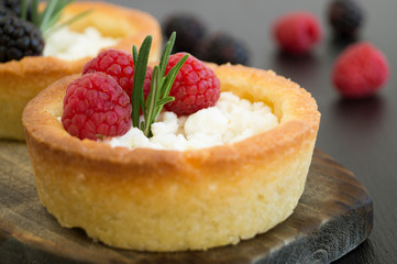 tartlets with cottage cheese and berries. cheesecake.