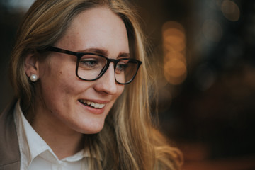 Portrait hübsche junge, lachende Frau in einem Cafe