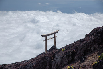 富士山8合目、雲海と鳥居