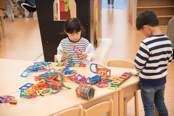 室内で遊ぶ子供