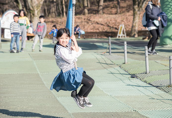Fototapeta premium アスレチックで遊ぶ女の子