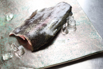 Świeża ryba, filet z pstrąga. © foodandcook