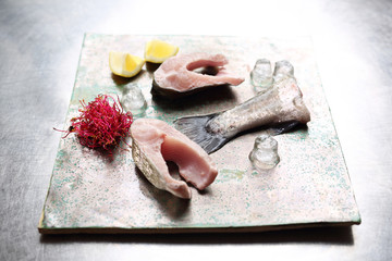 Pstrag. Świeża ryba w dzwonkach © foodandcook