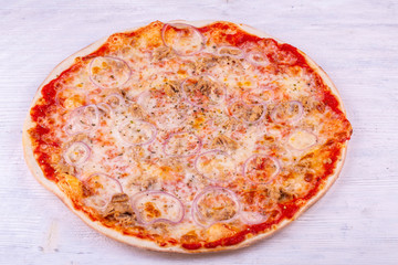 Salmon pizza preserved with cheese and onions