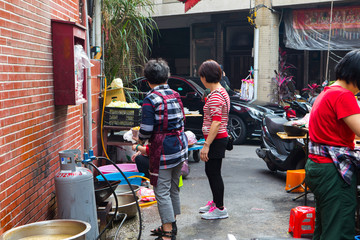 Chinese religious beliefs, devout believers prepare sacrifices for ceremonies, clean vegetables